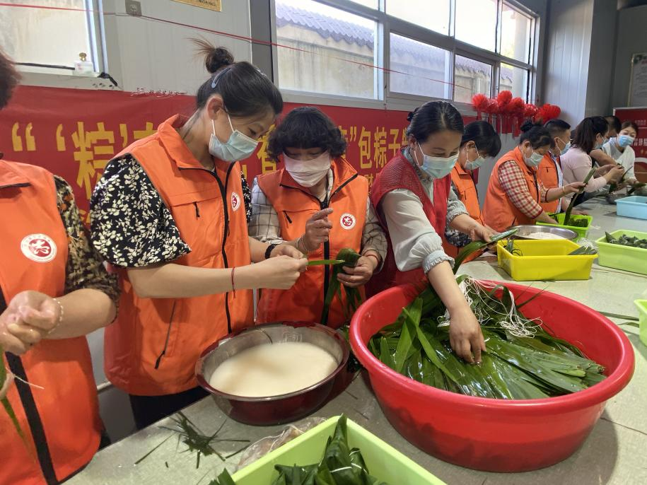 青口供電所黨支部聯(lián)合生產(chǎn)生活服務(wù)中心分會(huì)、黃沙坨社區(qū)，共同舉辦“悠悠艾草香 濃濃端午情”系列活動(dòng)。.png
